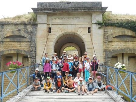 Les enfants à la recherche d'énigmes au fort de Bourlémont 